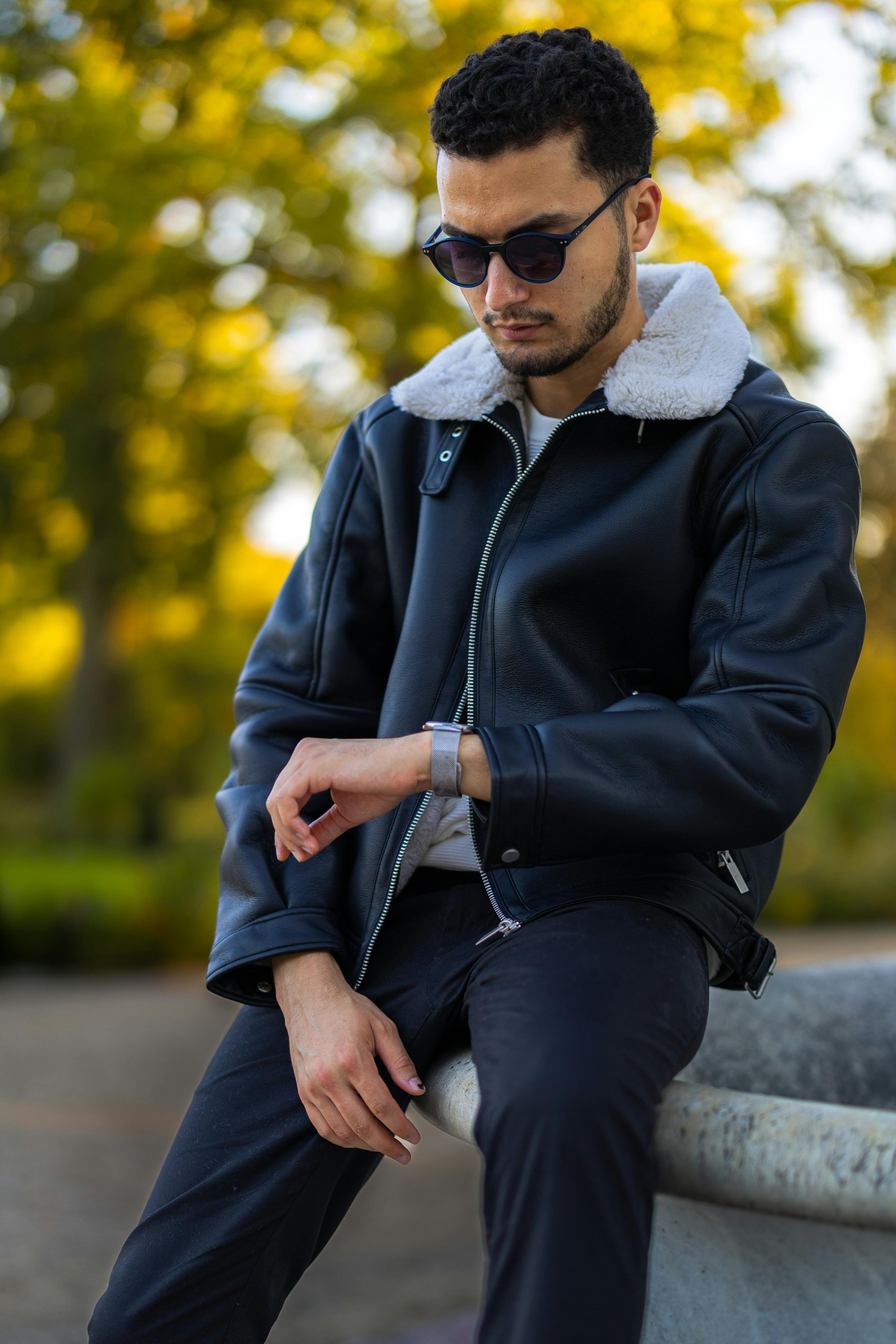 Gratis Uomo Elegante In Un Ambiente Autunnale All'aperto Che Osserva Il Tempo Foto a disposizione