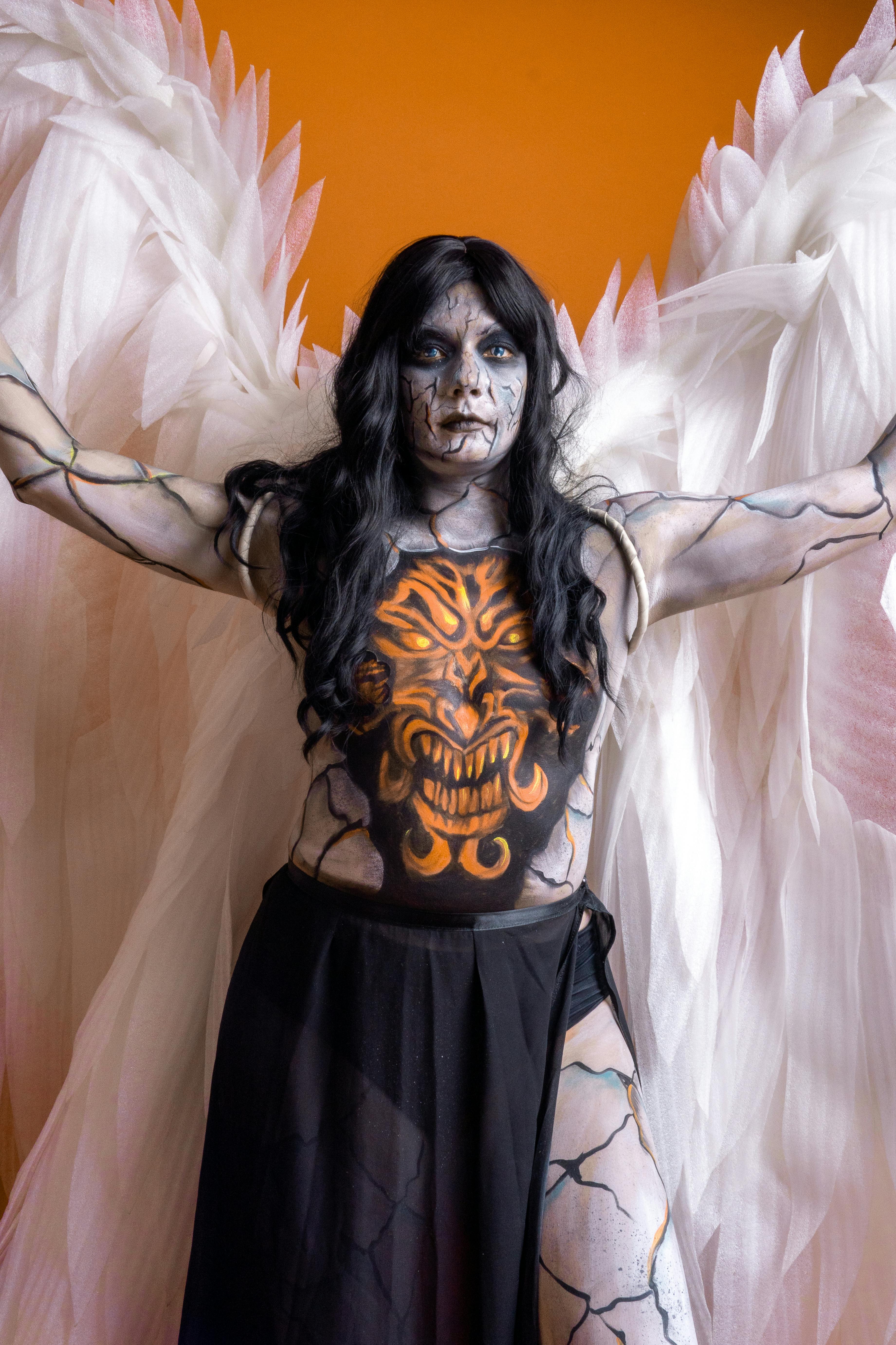 Ücretsiz Dramatik Vücut Boyası Ve Kanatlarla Fantezi Kostümü Stok Fotoğraflar