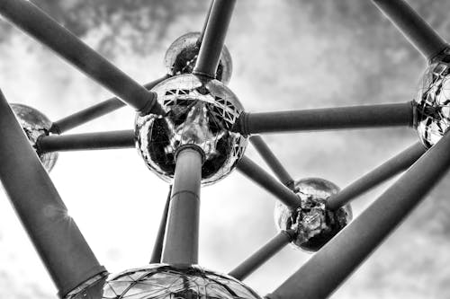 ảnh Chụp Góc Thấp Của Tòa Nhà Atomium ở Brussels Với Màu đen Và Trắng