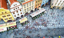 从空中俯瞰，布拉格历史广场上人群熙熙攘攘，周围环绕着色彩缤纷的建筑