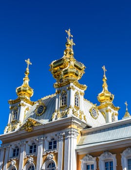 一座镀金圆顶的俄罗斯古教堂，映衬在晴朗的蓝天下