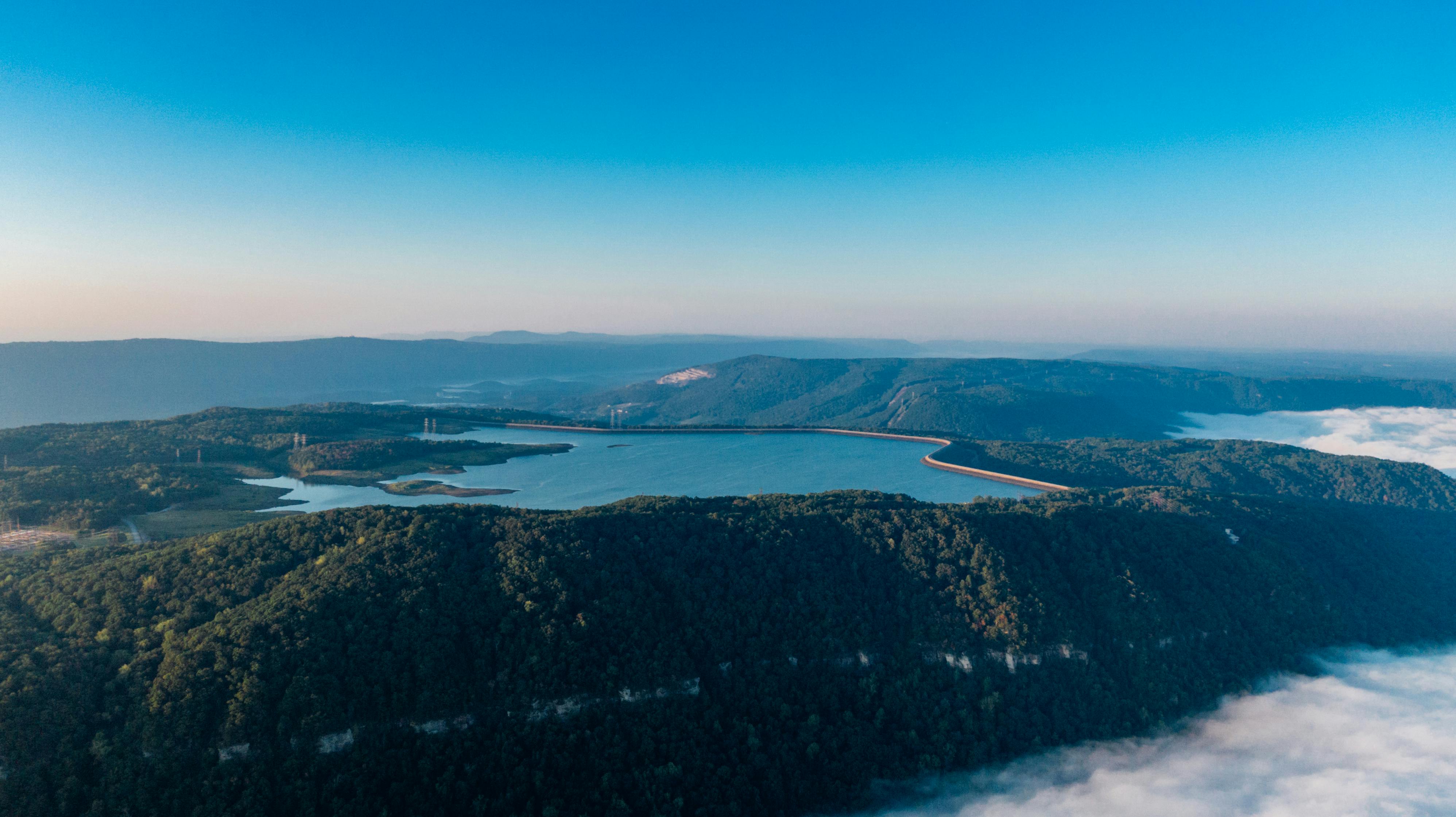 Un Réservoir D'eau Sur Un Lac De Montagne · Photo gratuite