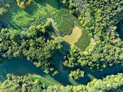 从空中俯瞰，田纳西州查塔努加市蜿蜒的河流与周围郁郁葱葱的森林景色令人惊叹