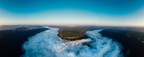 無料 山の川を覆う雲 写真素材
