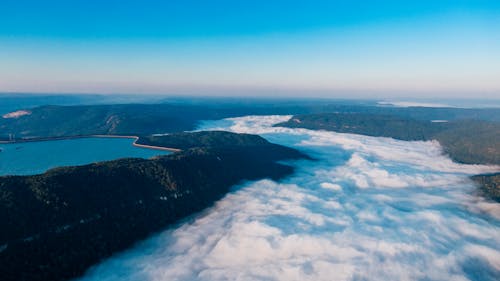 山の湖の航空写真