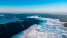 晨云和充满活力的风景笼罩着令人惊叹的山景鸟瞰图