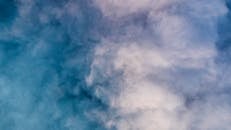 天空中充满活力的蓝白色调，美丽的云景，非常适合自然主题