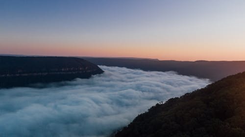 Free Gün Batımı Sırasında Bulutlar Ve Dağlar Denizi Stock Photo