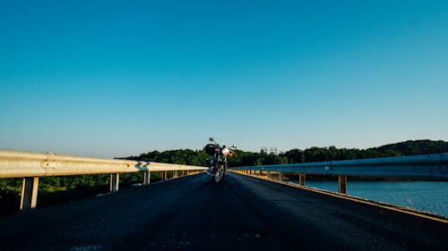 Sepeda Motor Hitam Di Jembatan