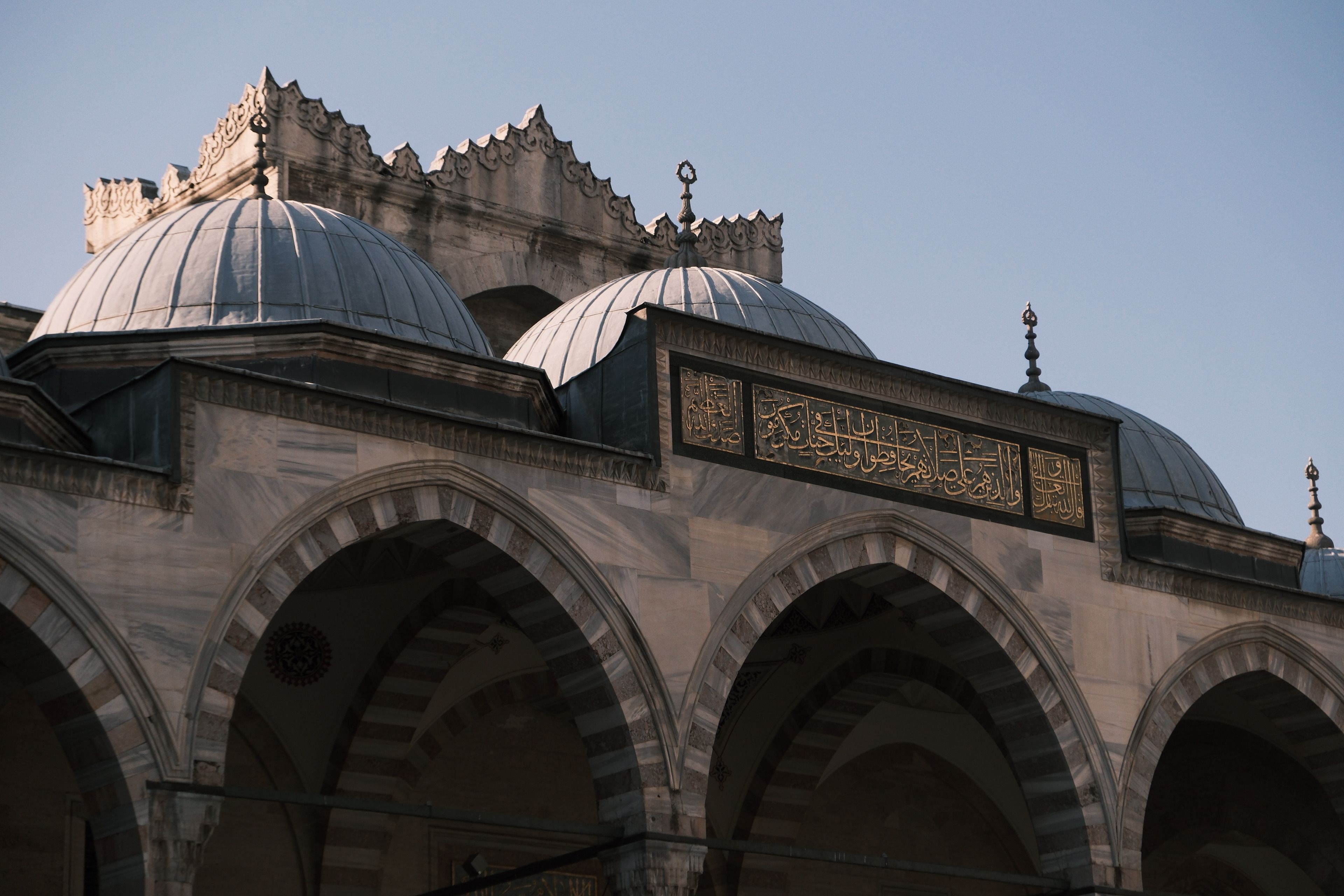 Historic Mosque Architecture and Arches · Free Stock Photo