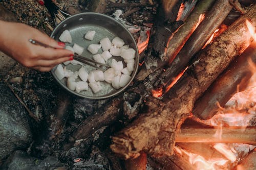 Nấu ăn Trong Chảo Chiên Trên Ngọn Lửa Củi