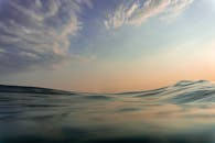 在克罗地亚日落期间，亚得里亚海上空平静的水和五颜六色的天空，捕捉宁静的海景