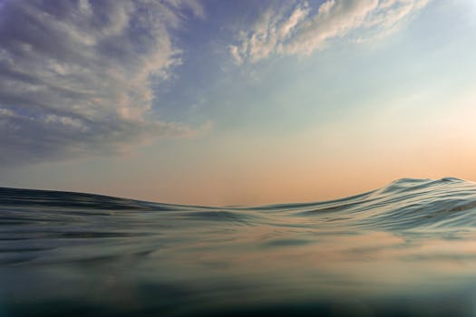 克罗地亚日落时分，亚得里亚海平静的海水与色彩缤纷的天空，共同构成了一幅宁静的海景