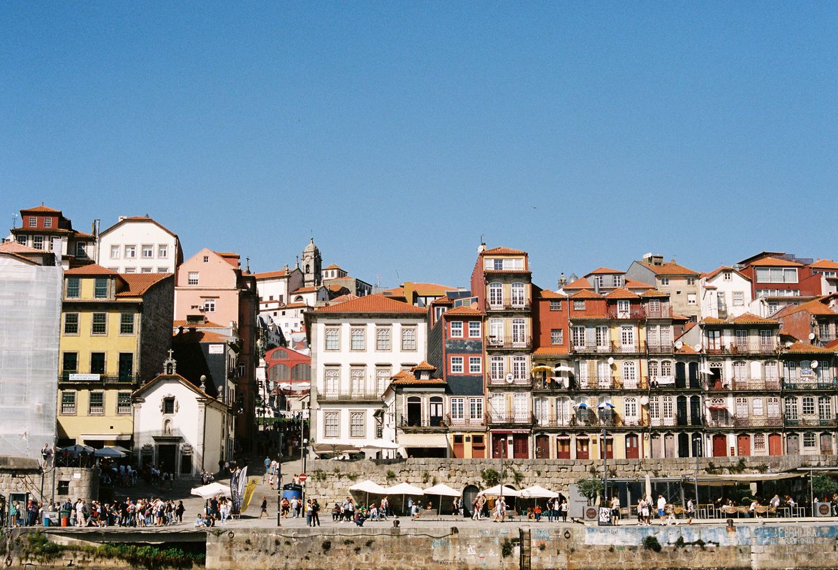 Porto - clădiri istorice colorate în centrul orașului