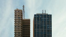 在晴朗的天空下，城市景观因对比鲜明的高层建筑而显得格外突出