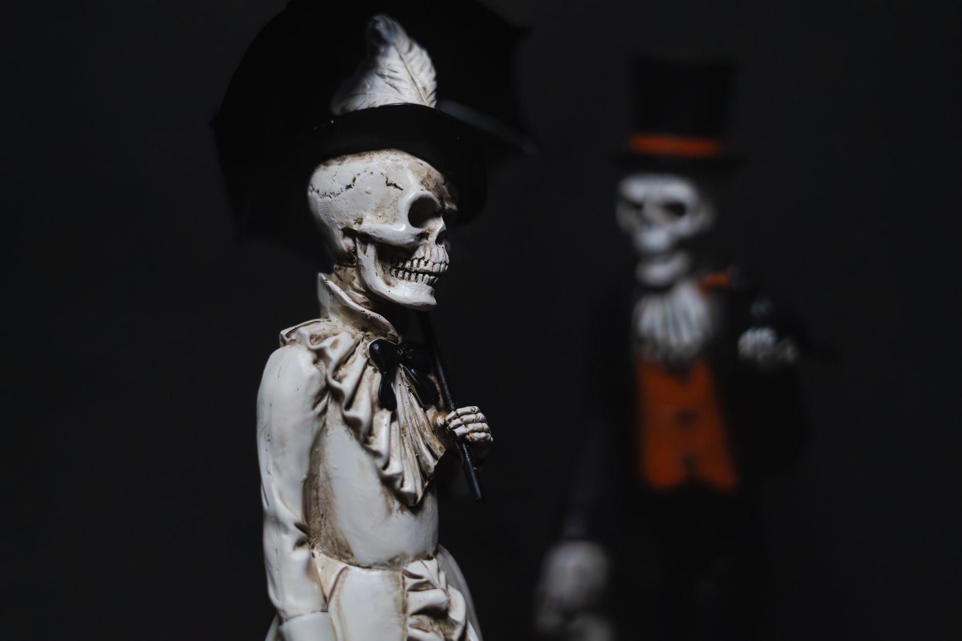 Die Porzellanfigur im Schrank
