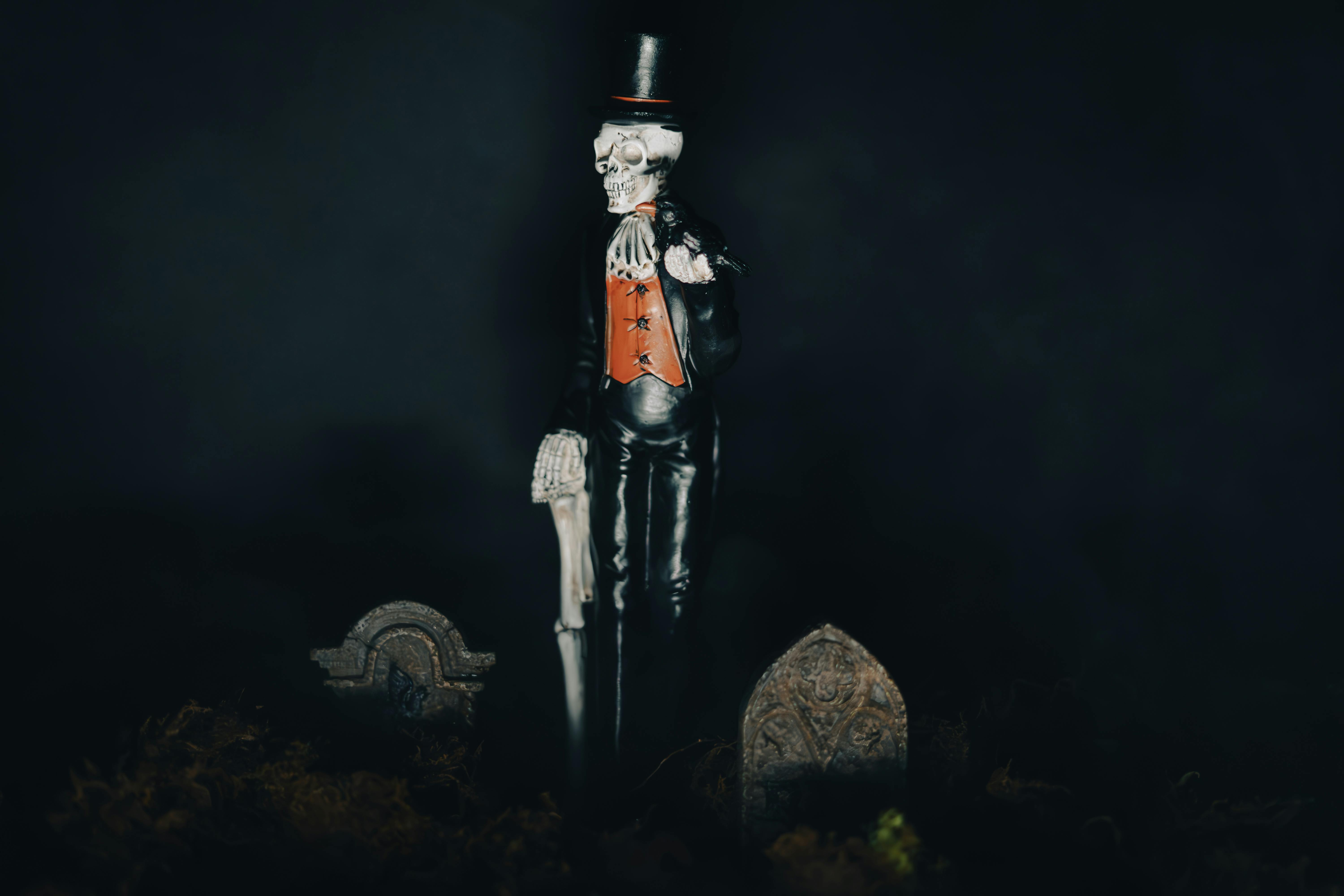 Gratis Elegante Figura De Esqueleto En Un Cementerio Oscuro Foto de stock