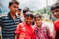 阳光明媚的户外，一群开朗的男孩微笑着，展示着友谊和幸福