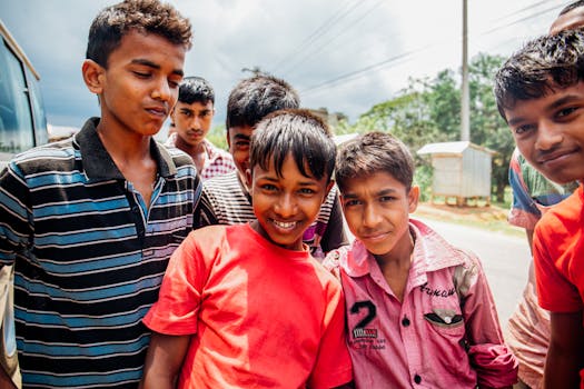 阳光明媚的户外，一群开朗的男孩微笑着，展示着友谊和幸福