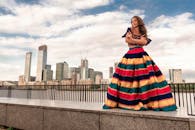 一位身着传统服装的年轻女子为现代城市的天际线增添了活力