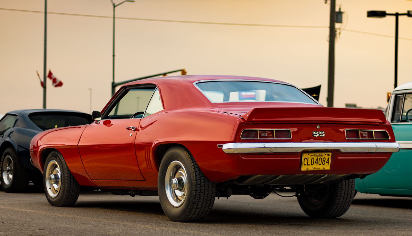Roter Chevrolet Camaro SS an einem Classic-Car-Treffen