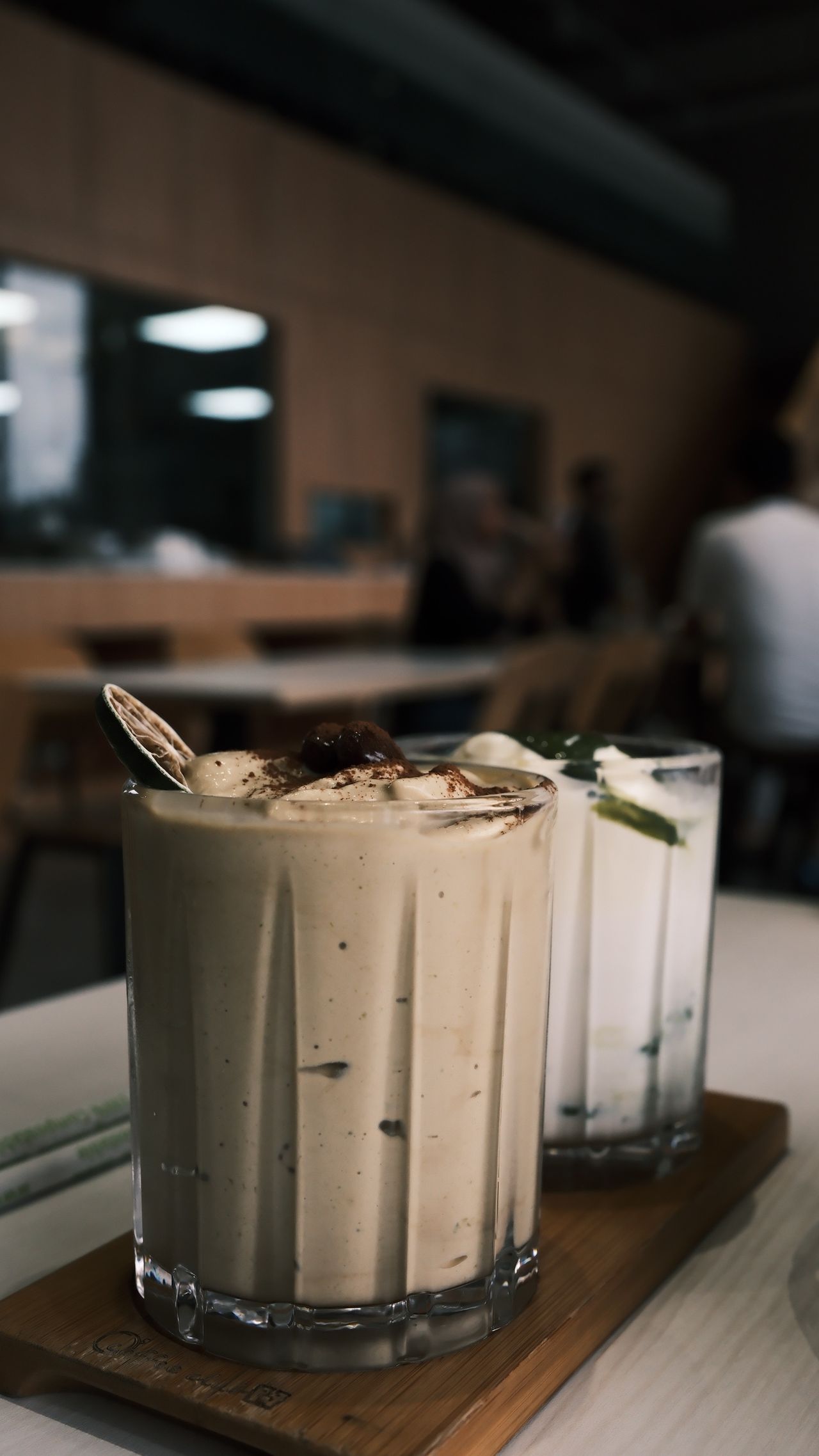 Sajian kopi dan dessert dengan plating rapi