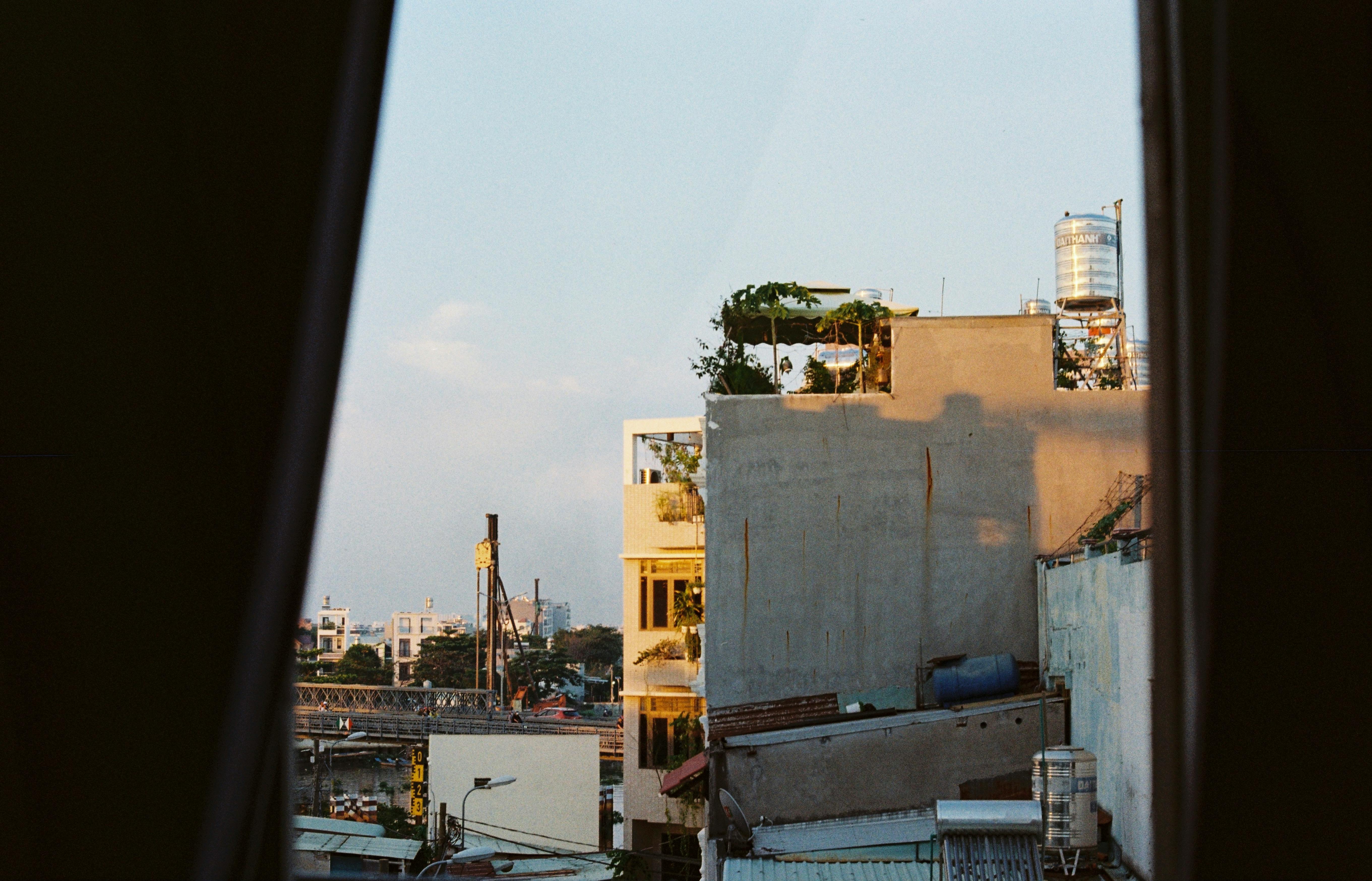 Bezpłatne Widok Z Dachu Miasta O Zachodzie Słońca Zdjęcie z galerii