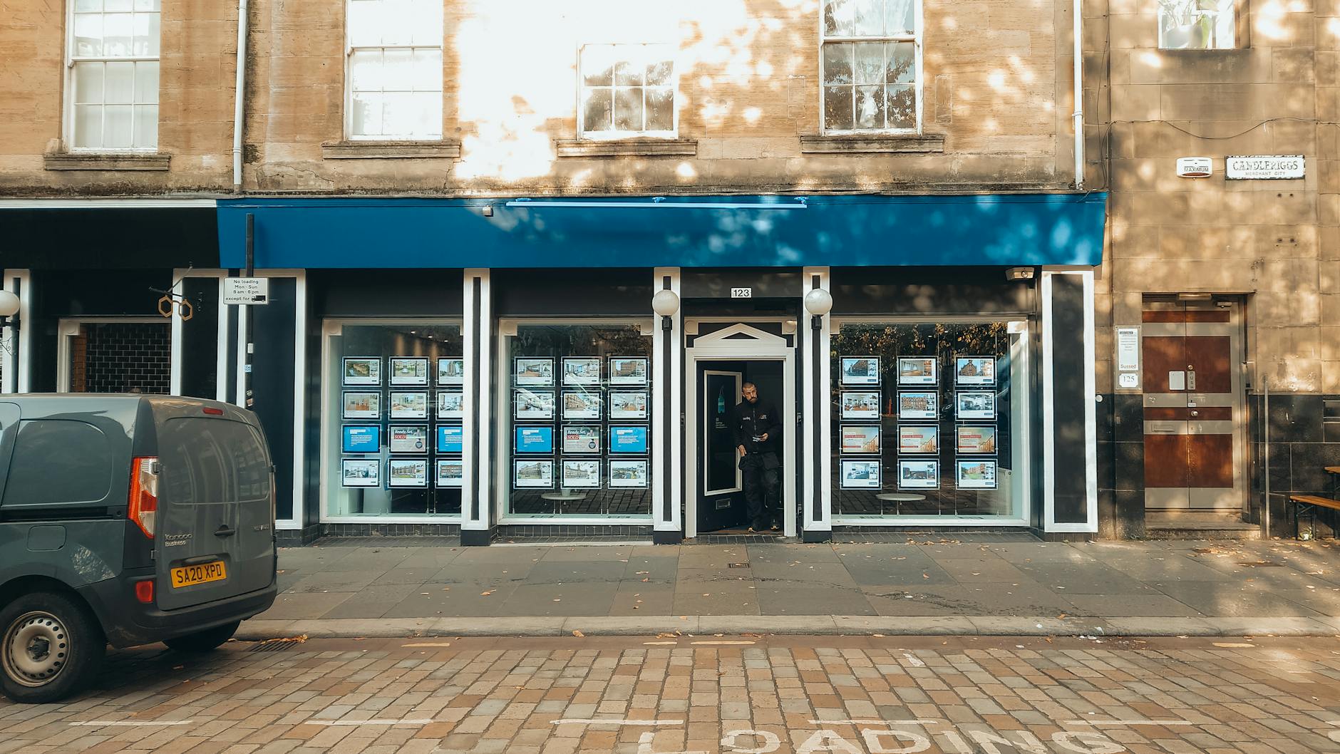 https://www.pexels.com/photo/street-view-of-shopfront-in-glasgow-scotland-28884715/