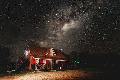 Brown Cabin Photo Tijdens Starry Nighttime