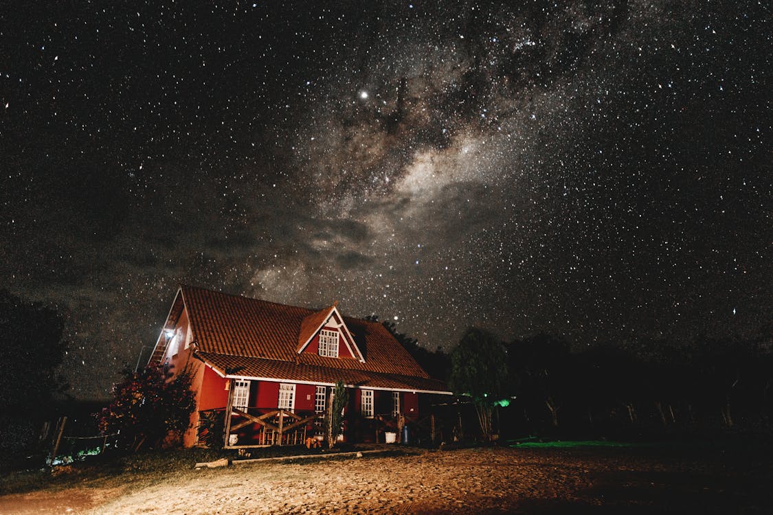 Brown Cabin Photo Während Der Sternenklaren Nacht