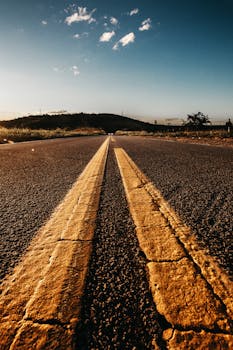 日出时分，空荡荡的道路上，双黄线的景色非常适合旅行主题