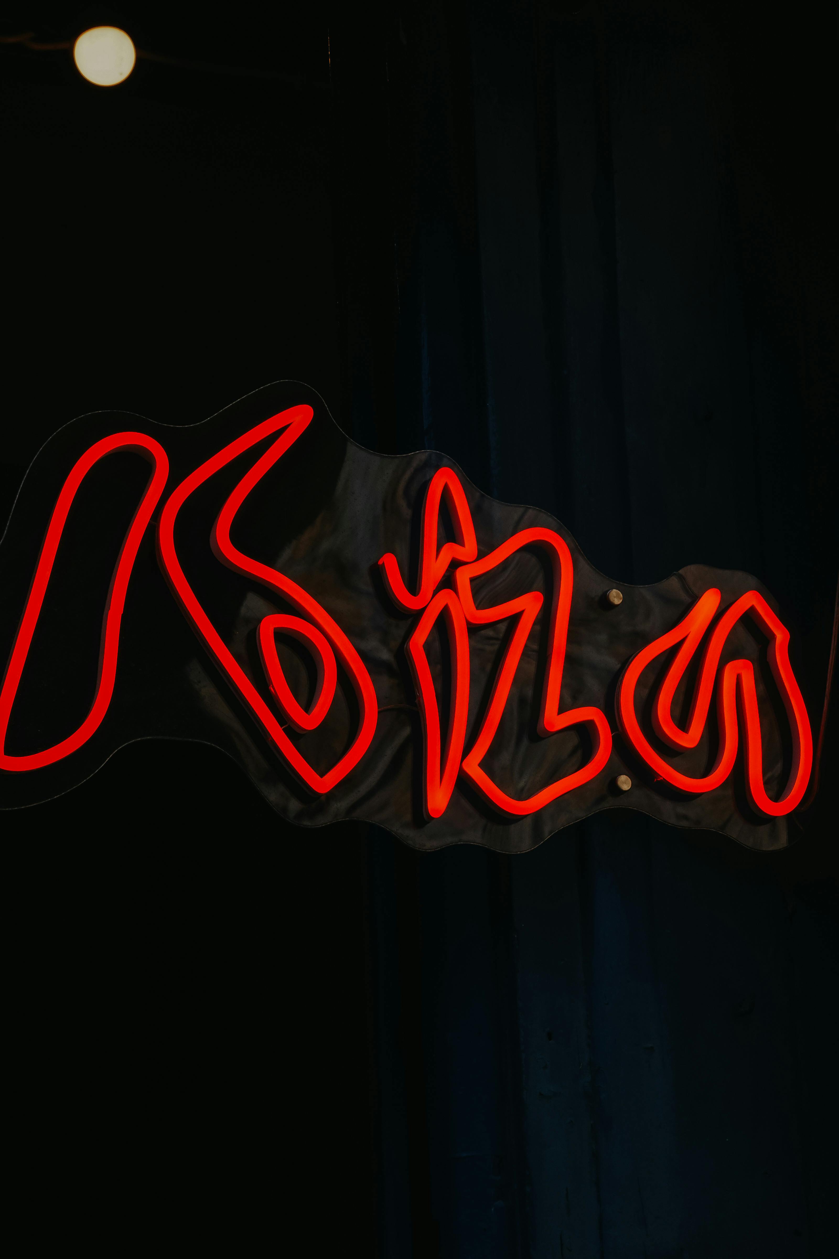 Gratis Insegna Al Neon Rossa Vibrante Su Sfondo Scuro Foto a disposizione