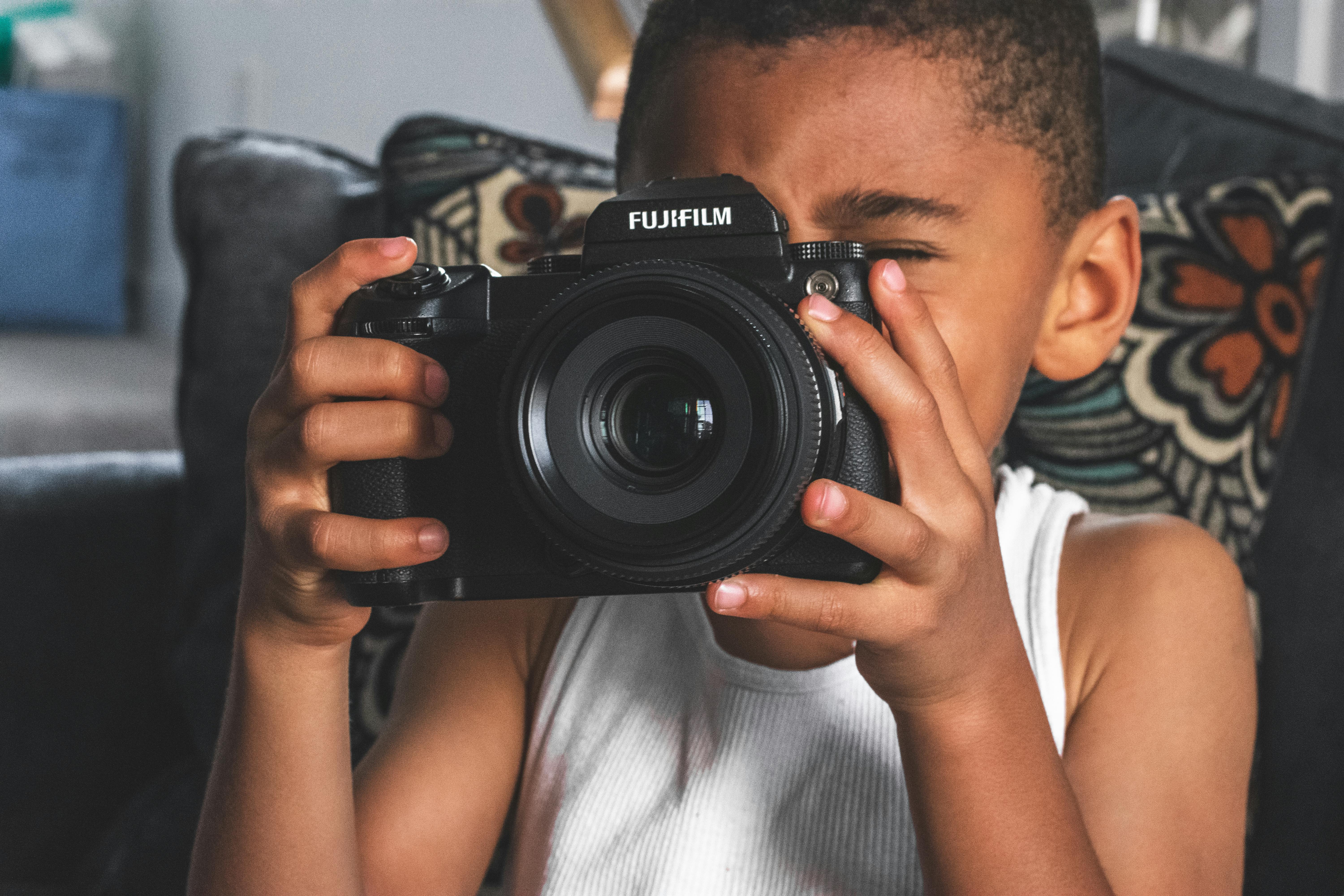 Boy holding a camera | Photo: Pexels