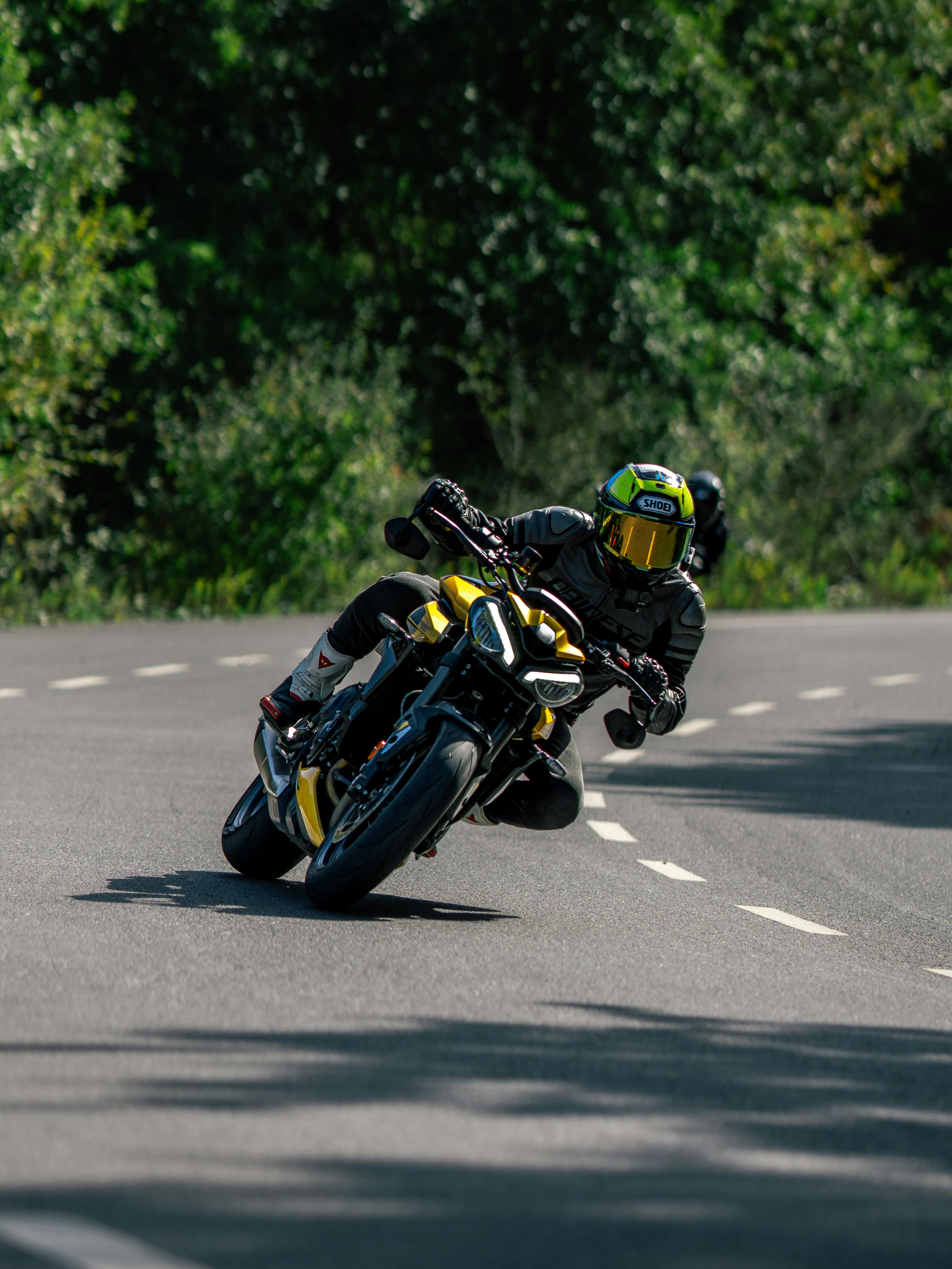 motociclu răsturnat după un viraj brusc