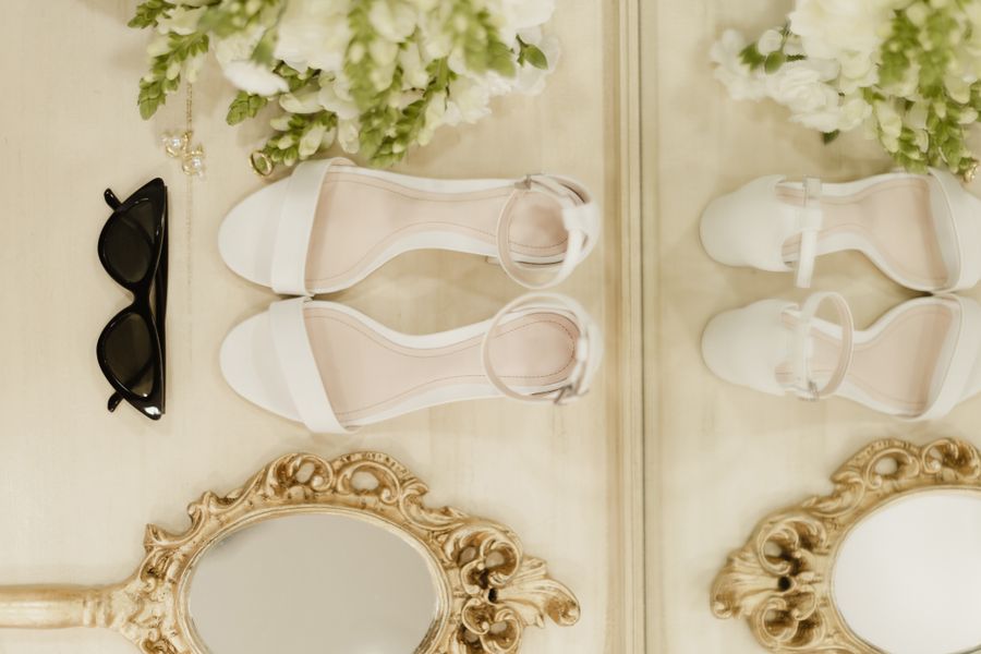 Accesorios con lentes, tarjetero y detalles dorados