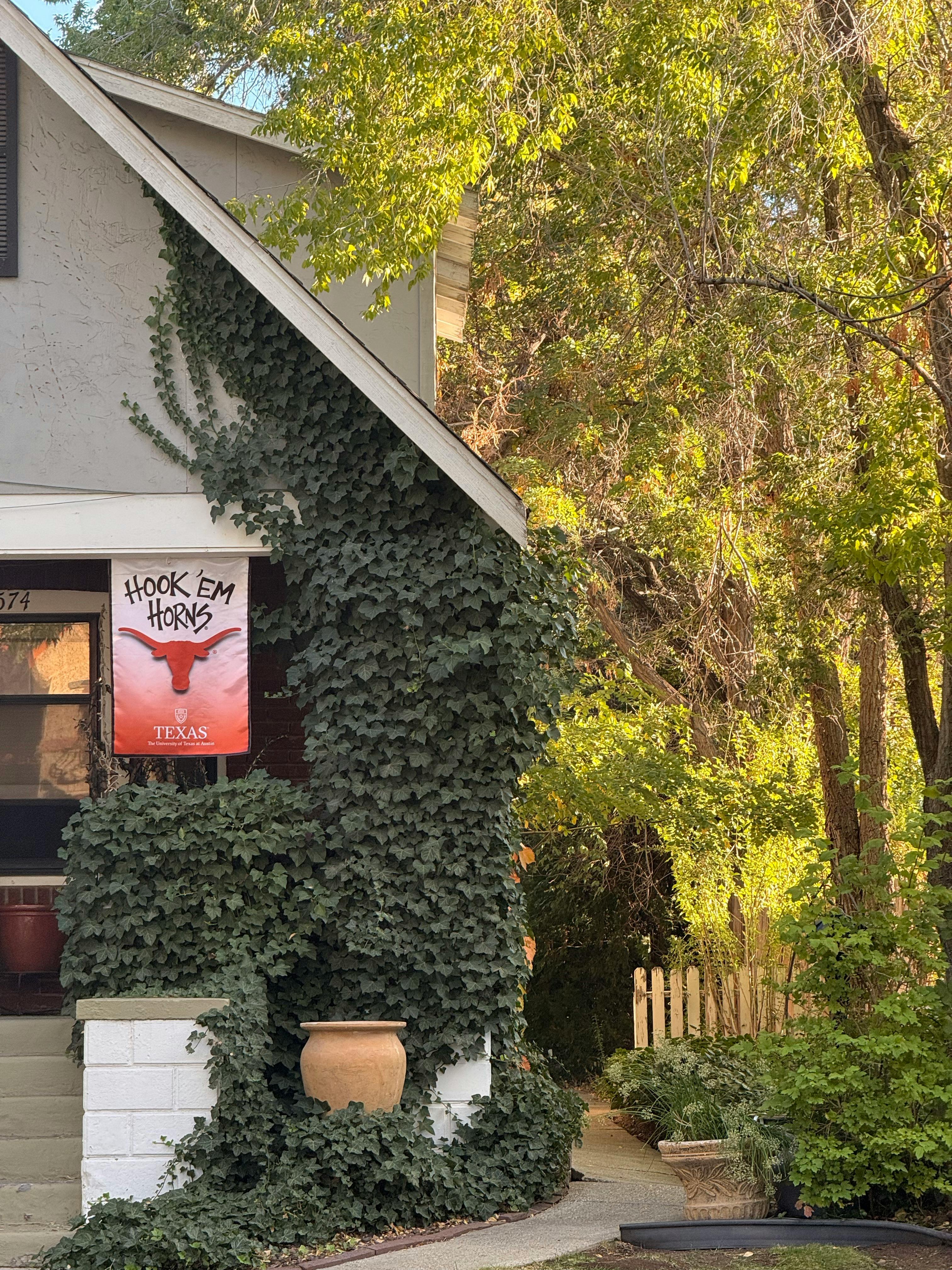 Gratuit Charmant Extérieur De Maison Avec Lierre Et Fierté Du Texas Photos