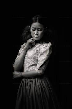 一幅身着花卉连衣裙女子的黑白艺术肖像