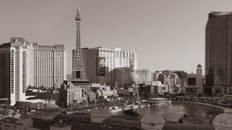 Vue spectaculaire du Strip de Las Vegas avec la réplique de la tour Eiffel