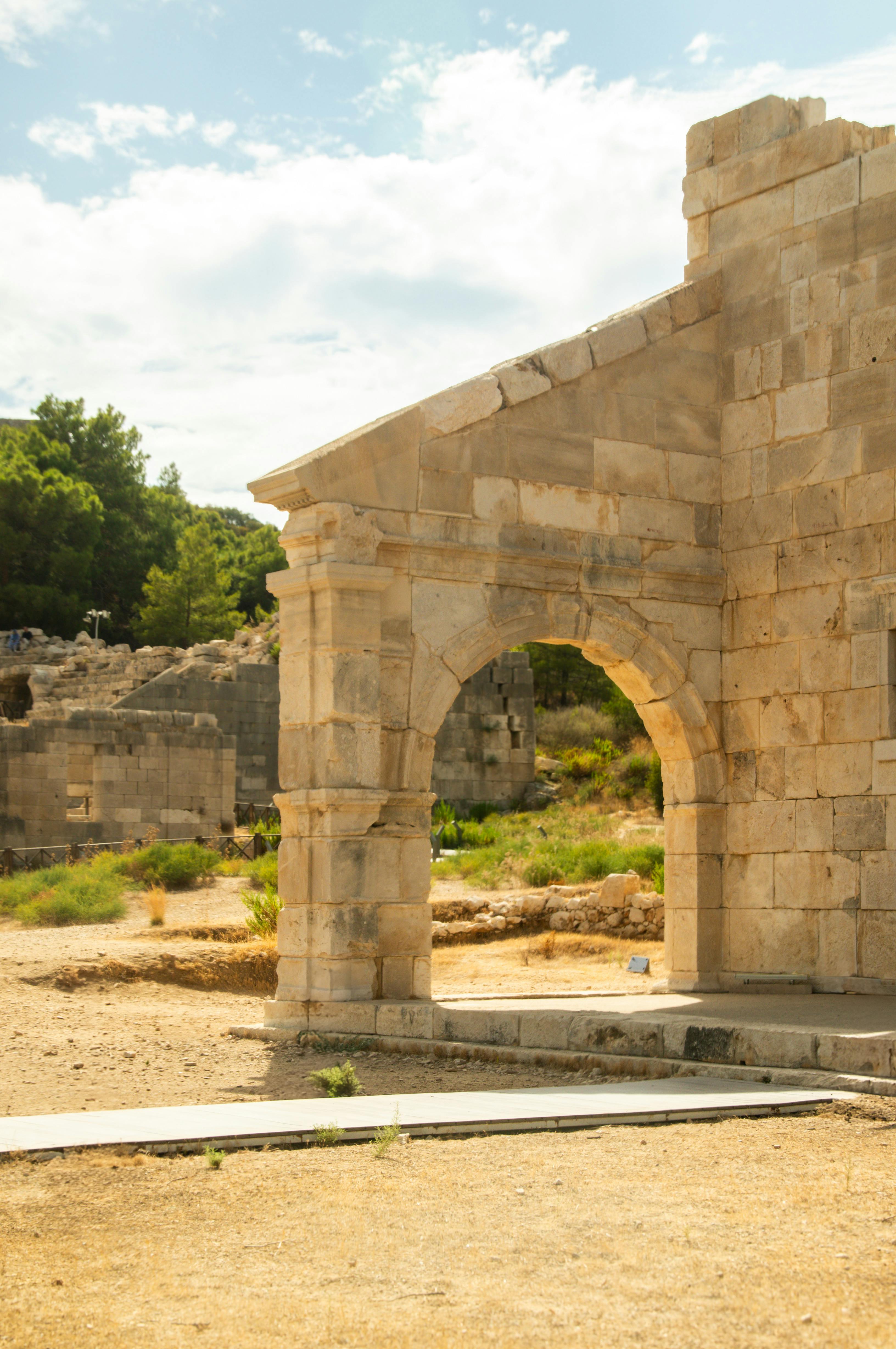 Arche de pierre ancienne parmi des ruines