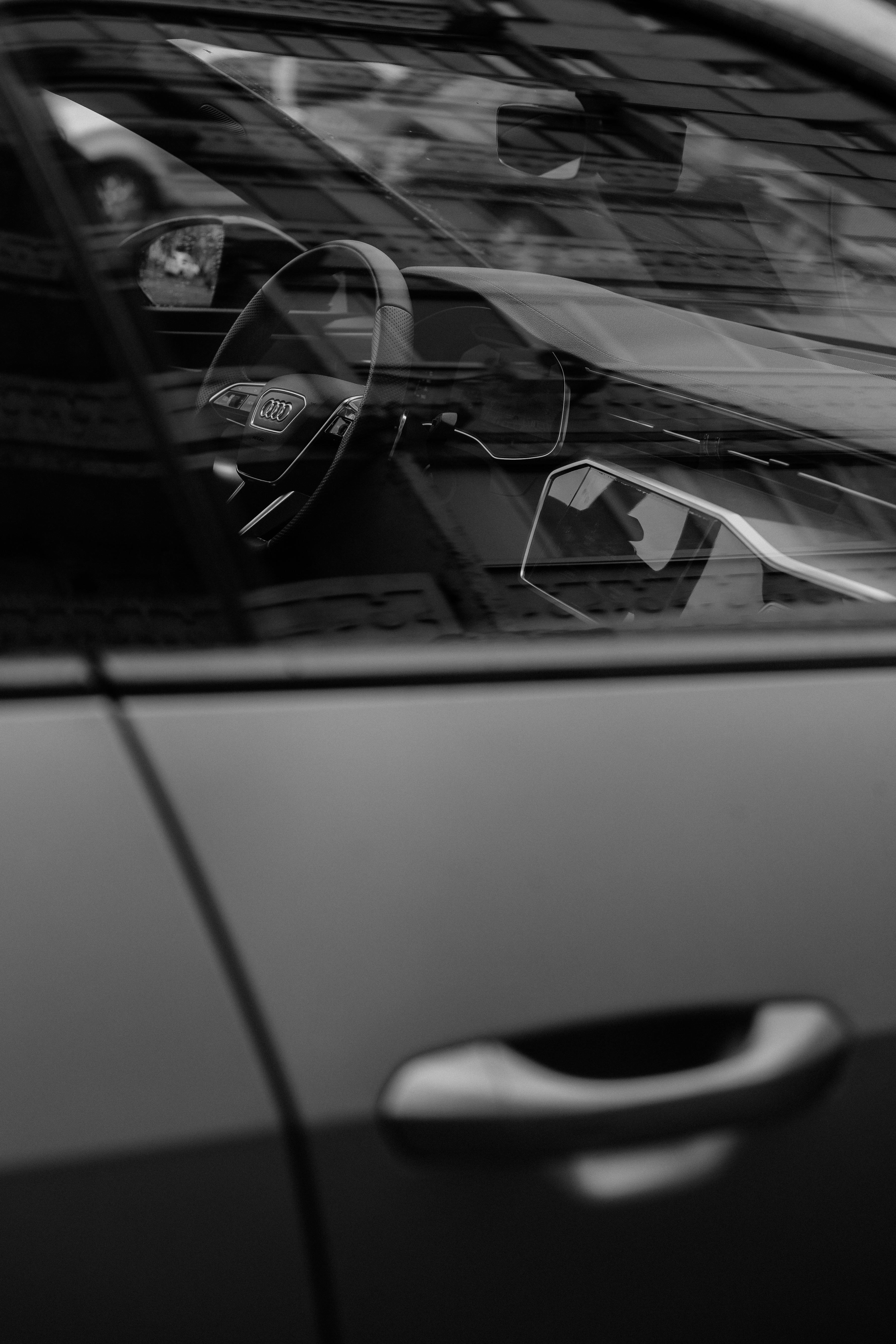 無料 黒と白の車内反射 写真素材