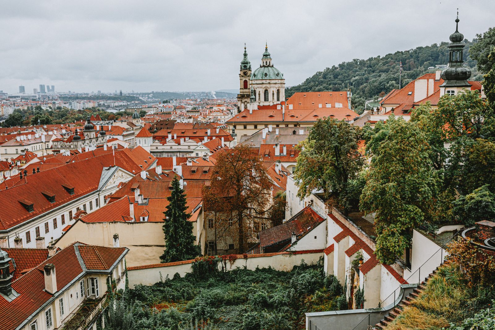 Cazare în Praga: acoperișurile din Malá Strana și biserica Sf. Nicolae