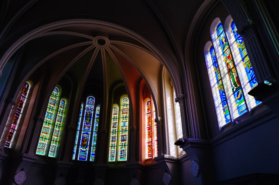 Intricate stained glass illuminating the interior of the <span class="notranslate"><em>Sé</em></span>.