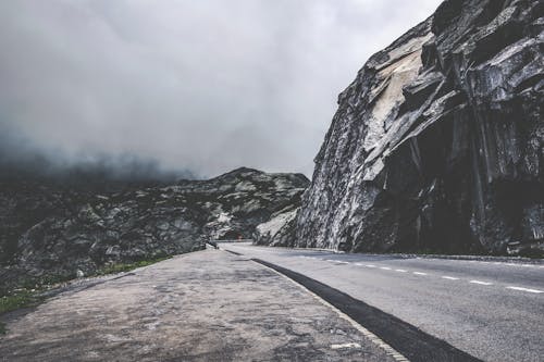 Strada Vuota Accanto A Boulder