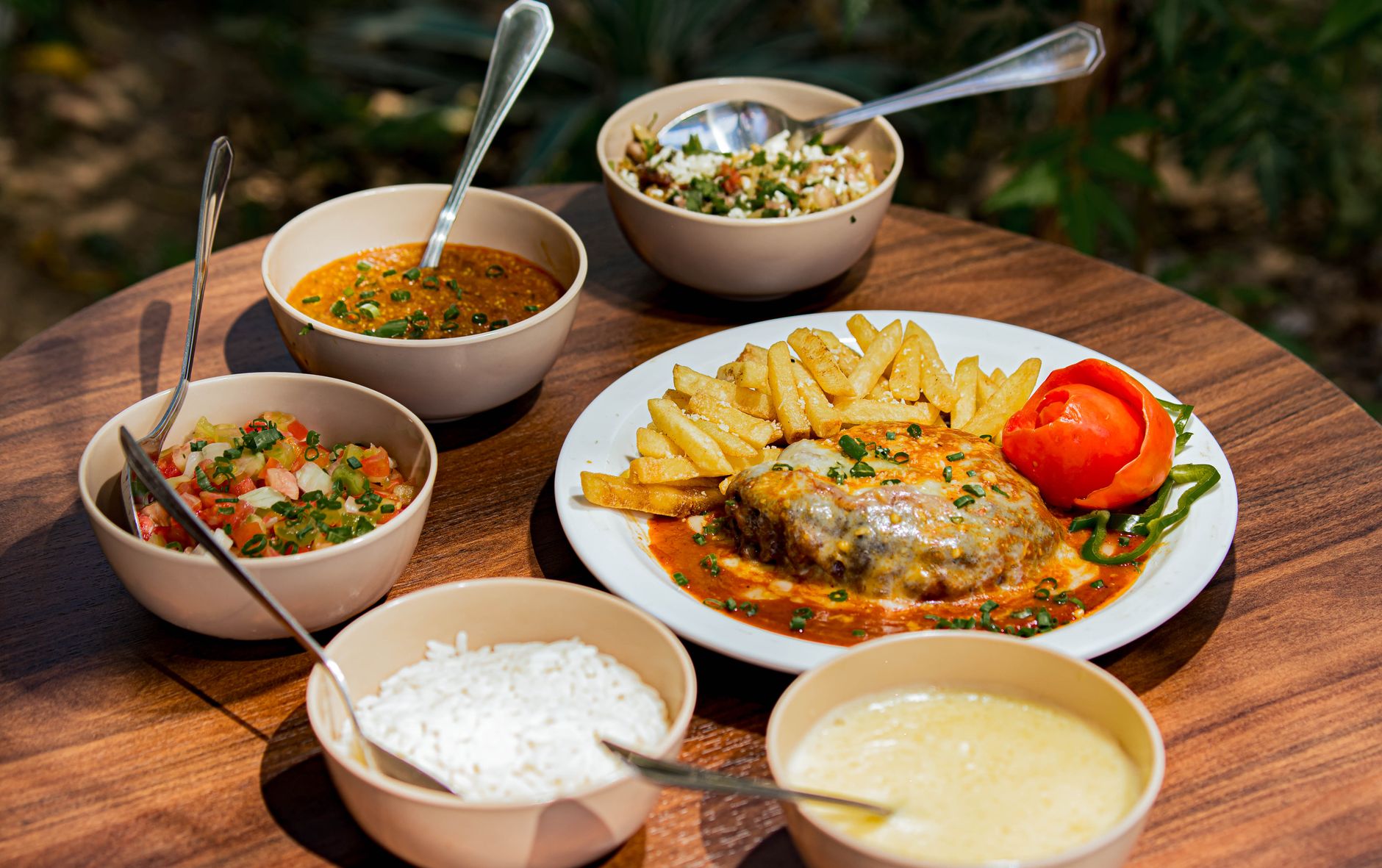 Plat traditionnel de Mafé au riz et bananes alloco
