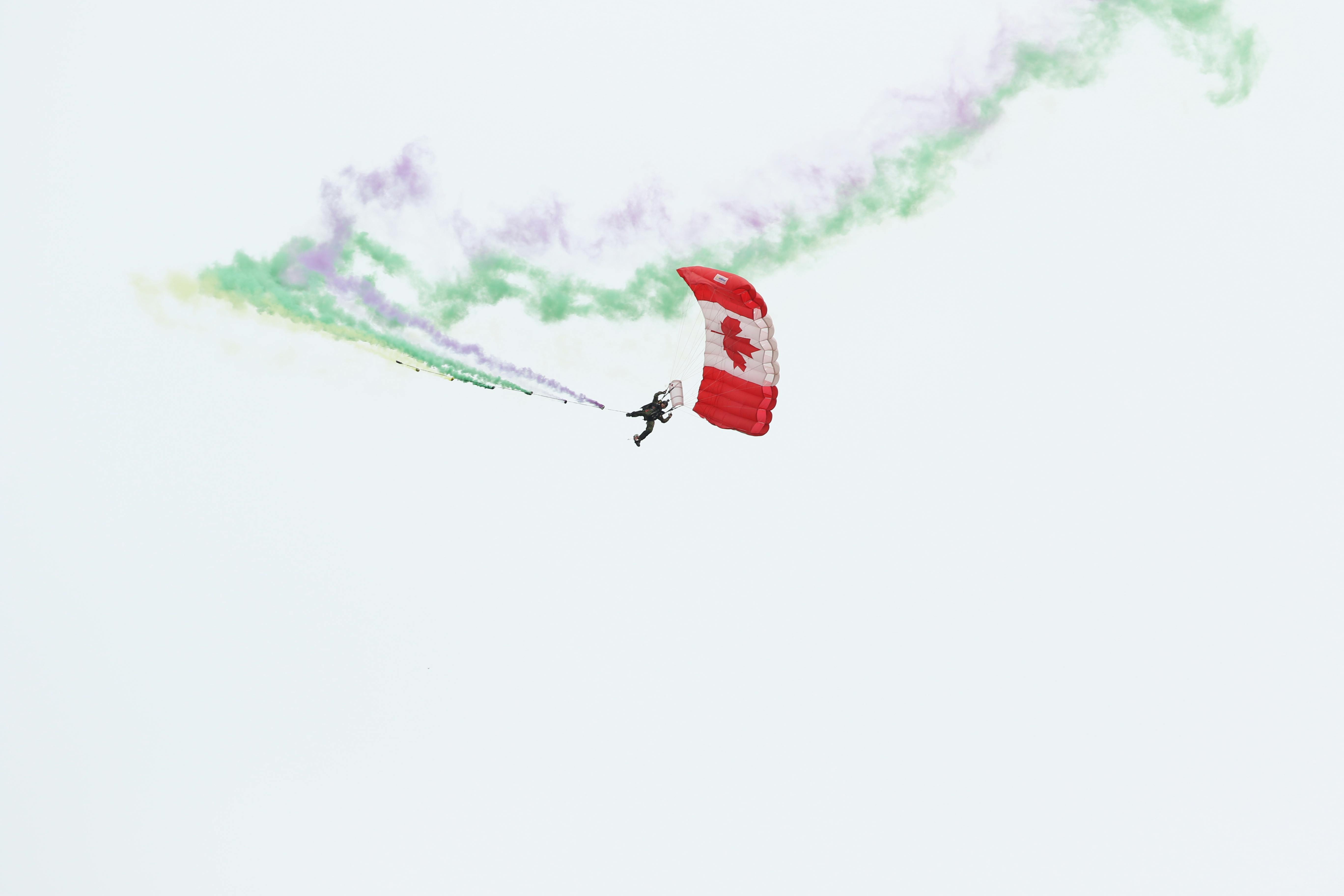 De franc Paracaigudes Aeri Amb Paracaigudes Amb Bandera Canadenca Foto d'estoc