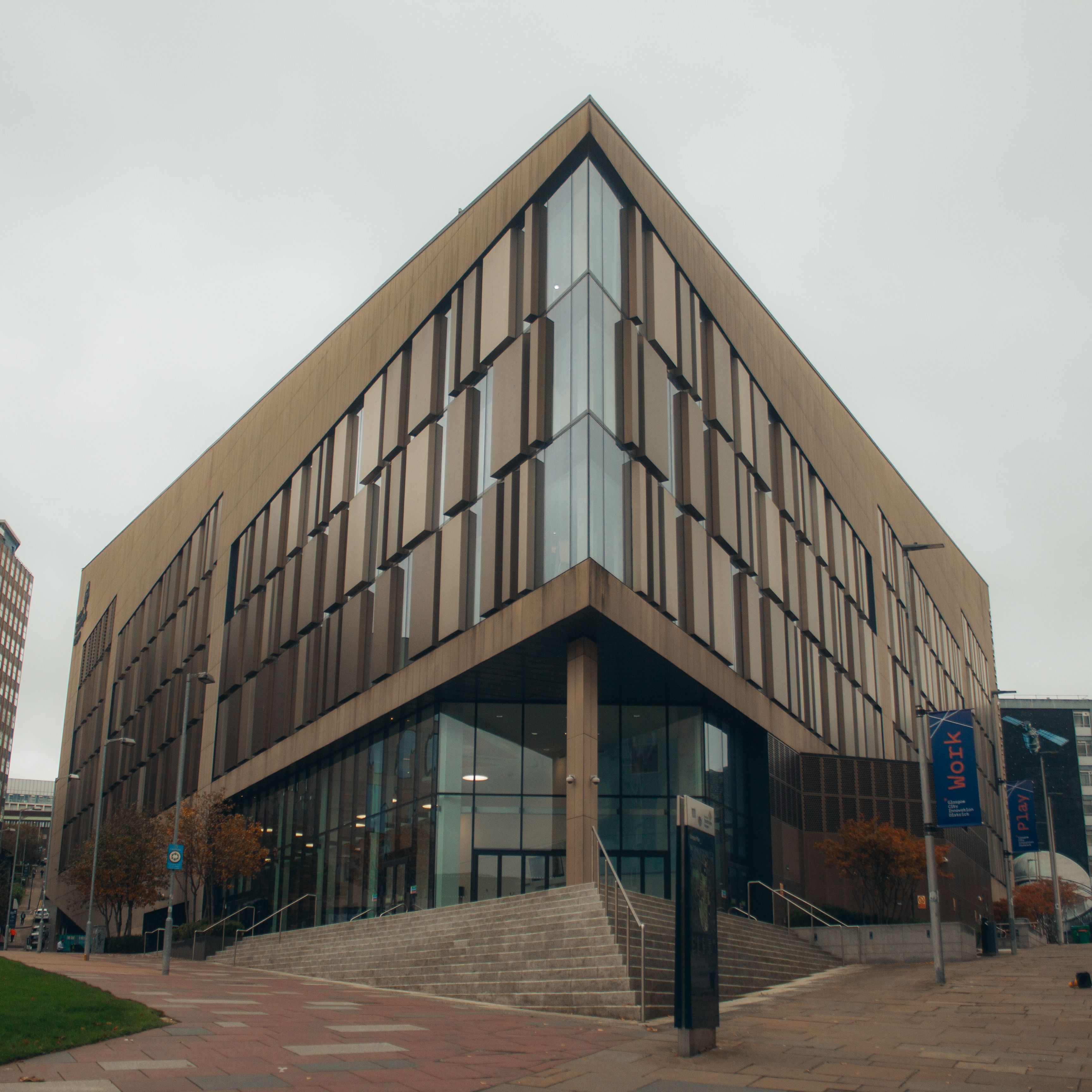 Modern Architectural Building in Urban Setting · Free Stock Photo