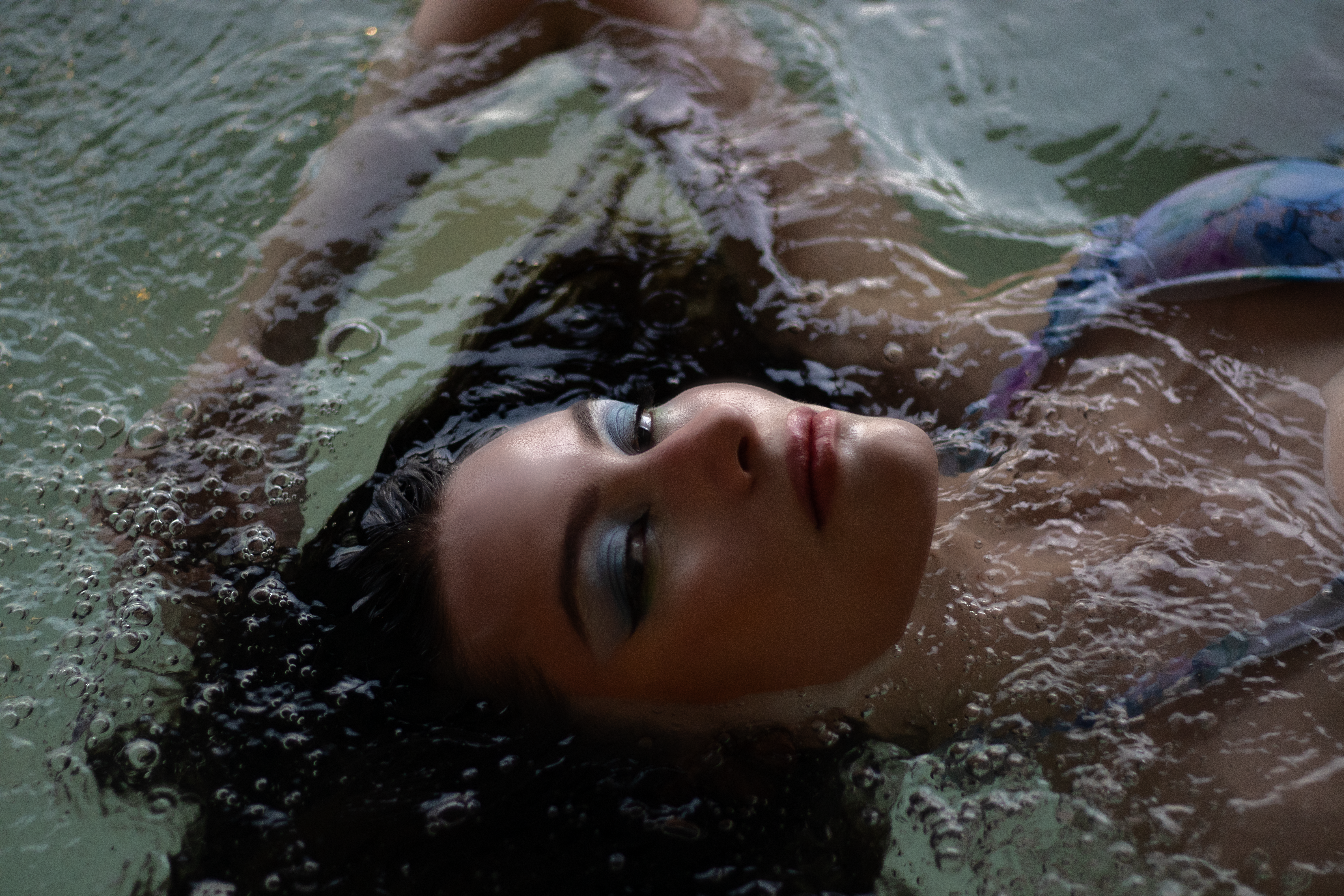 Femme Se Relaxant Dans L'eau Avec Des Bulles