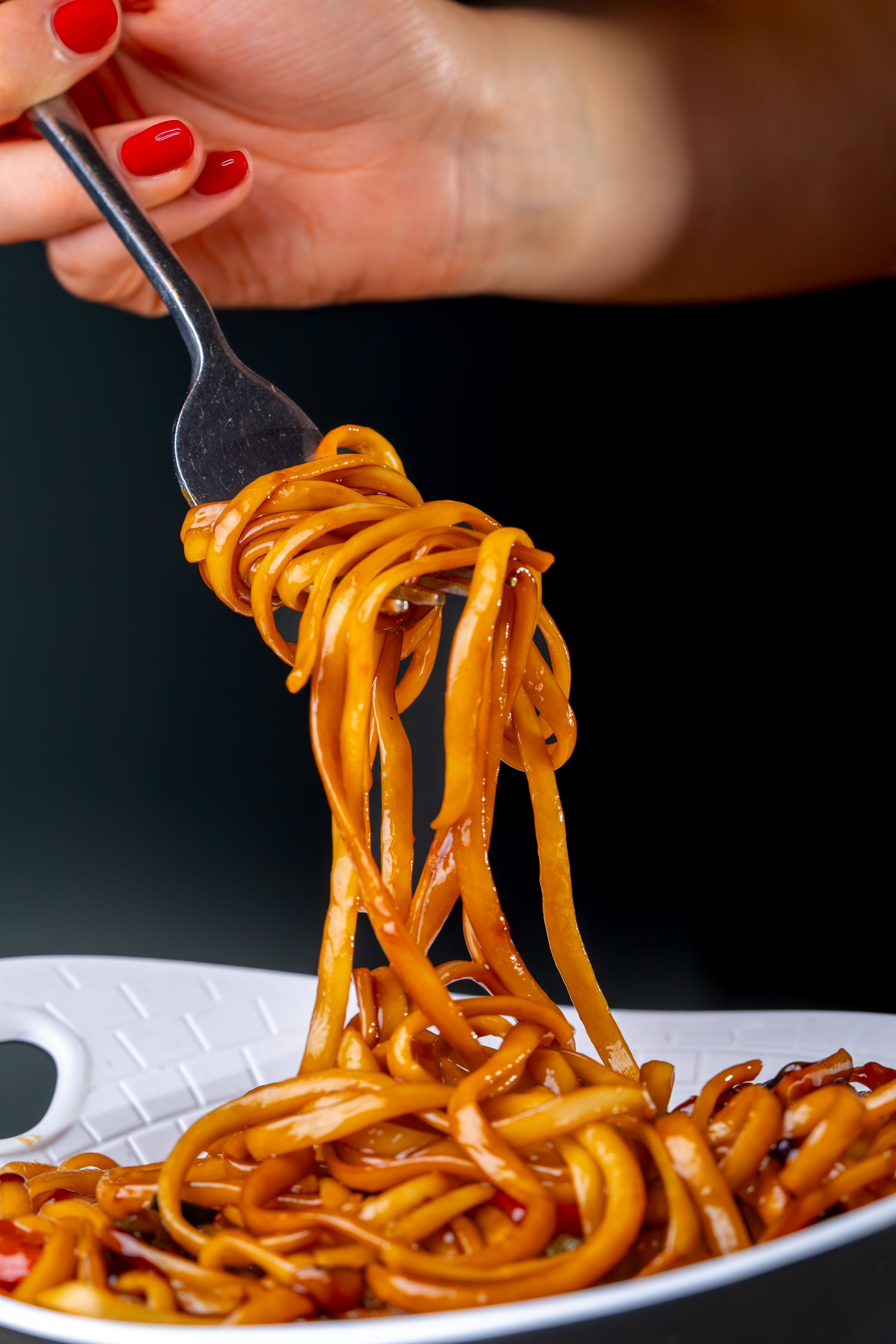 Gros Plan D'une Main Faisant Tournoyer Des Spaghettis Sur Une ...
