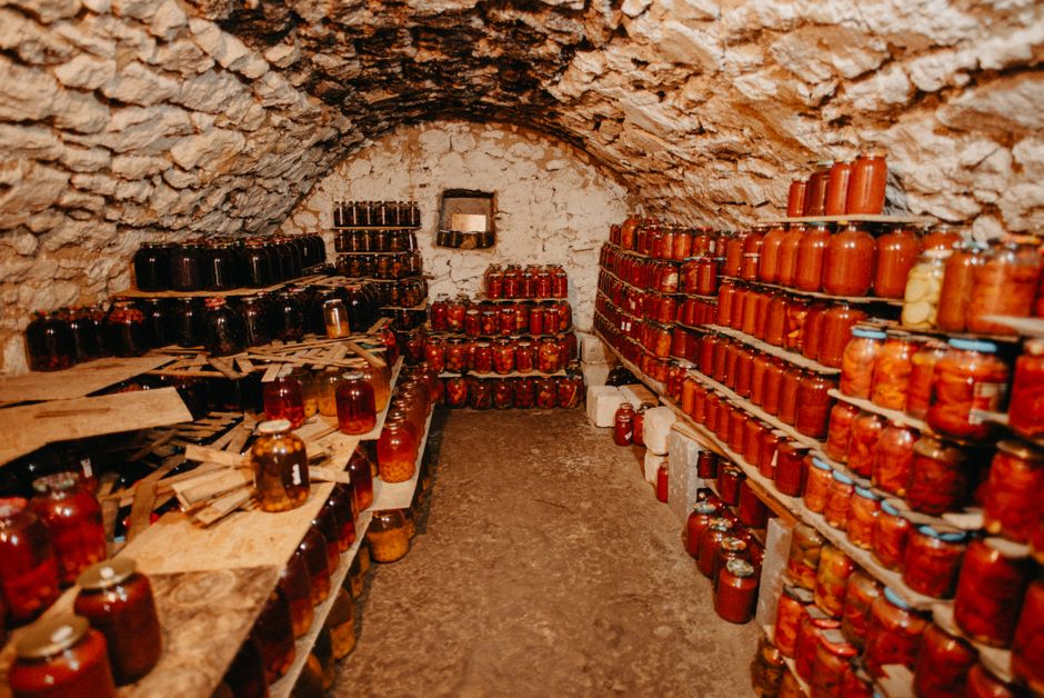 Будівництво підземного погреба з цегляними стінами — вид із котловану