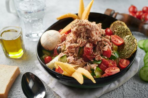Free A colorful tuna salad with fresh vegetables, perfect for a healthy meal. Stock Photo